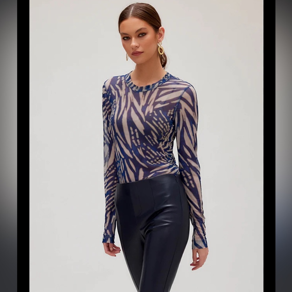 NWT Fifteen twenty long sleeve blue and white top, size medium,